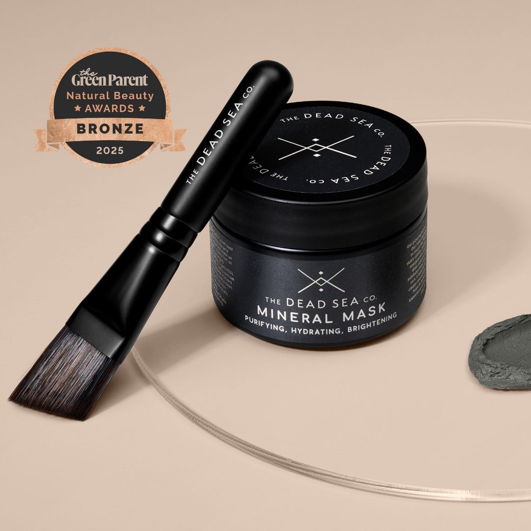 Close-up of 3-in-1 face mask, purifying, hydrating, and brightening the skin in 10 minutes, reducing redness and clearing congestion. Angled face mask brush for easy and even application of the 3-in-1 mask during your self-care ritual.
