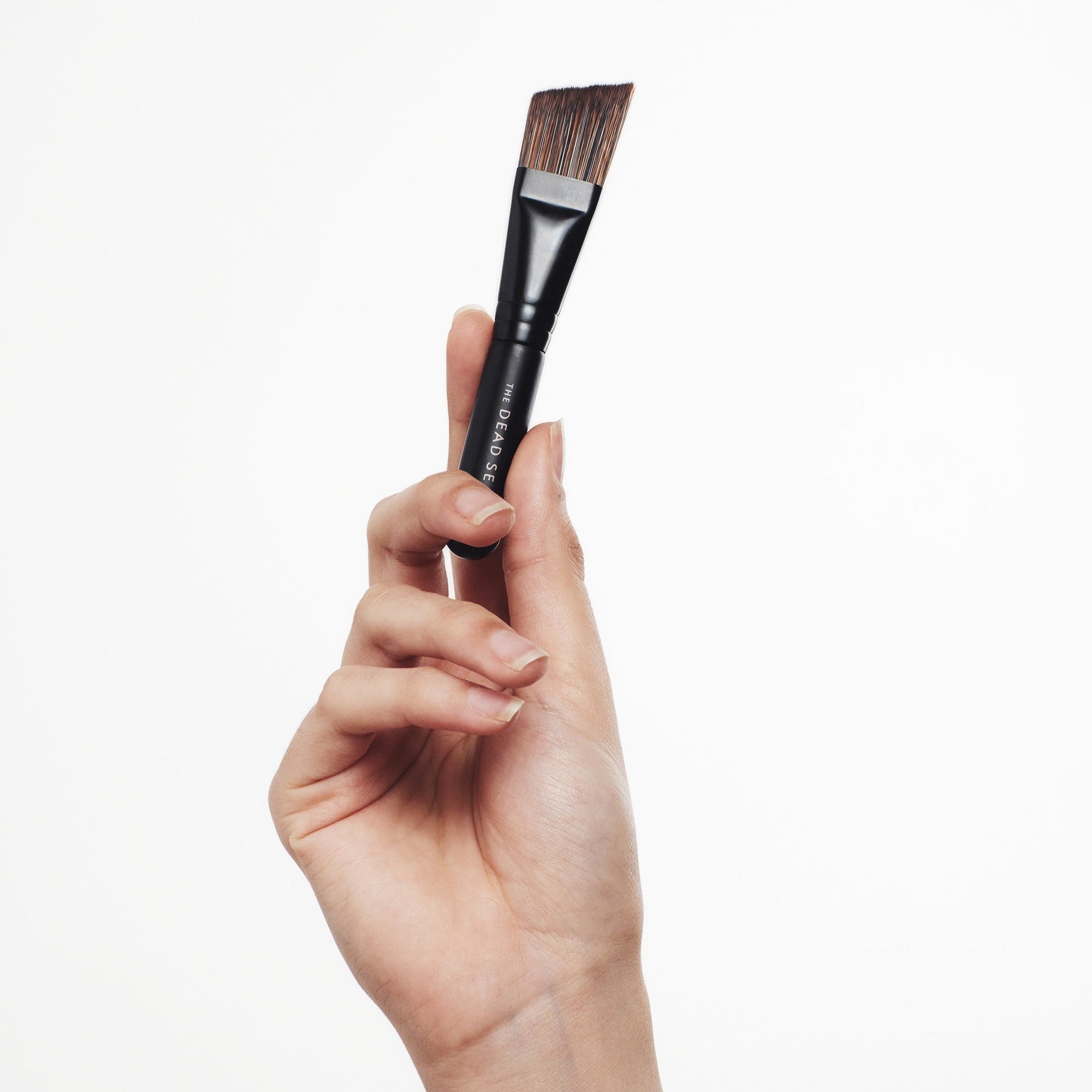 The Dead Sea Co.'s brush is meticulously crafted for precise application, featuring a unique angled design that effortlessly follows the contours of your face for even coverage.
